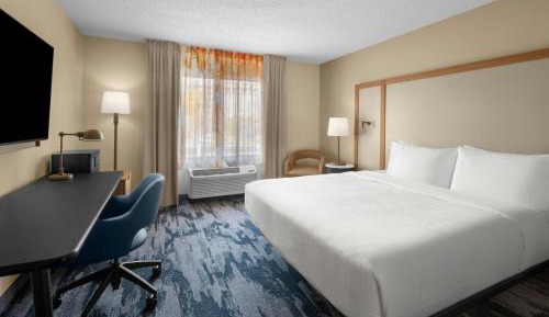 King Room with Adapted Tub - Mobility and Hearing Accessible