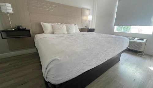 One-Bedroom King Suite - Mobility Accessible with Bathtub with Grab Bars/Non-Smoking