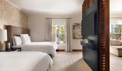 Fairmont Gold Junior Queen Suite with Bath Tub and Patio or Balcony