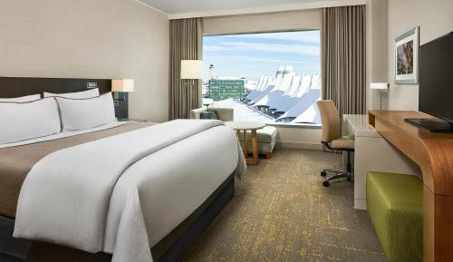 Traditional King Room with Roll-in Shower - Mobility Accessible