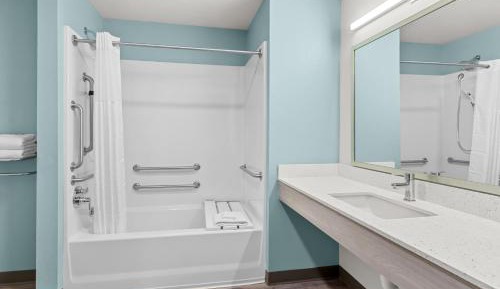 Queen Suite with Two Queen Beds and Tub - Disability Access/Non Smoking