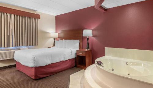 Queen Suite with Jetted Tub