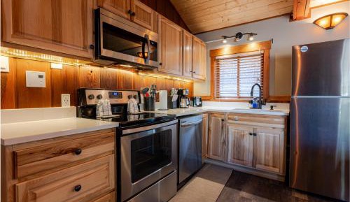 Two-Bedroom Cabin with River View 