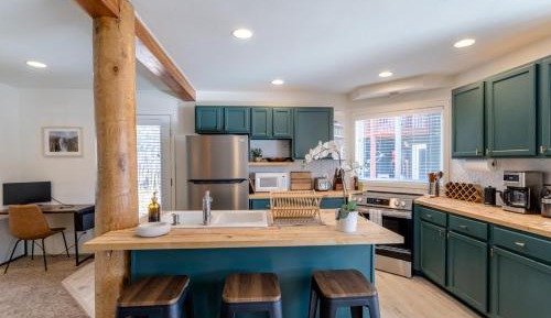 Two-Bedroom Apartment with Mountain View