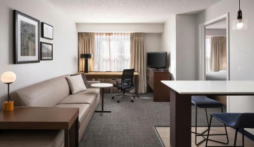 One-Bedroom Queen Suite