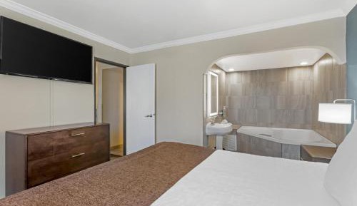 King Suite with Sofa Bed and Jacuzzi