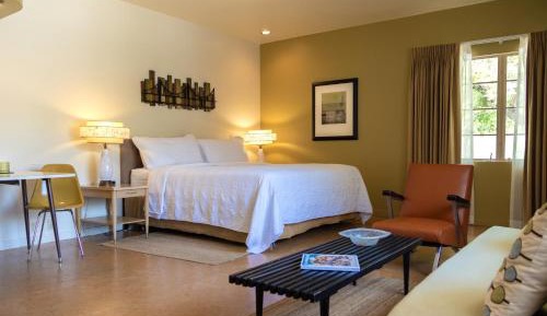 King Suite with Pool View