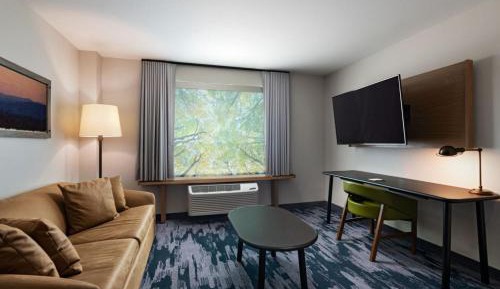 Queen Suite with Sofa Bed and Adapted Tub - Mobility Accessible