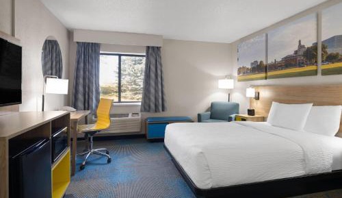 Queen Room with Roll-in Shower - Mobility Access/Non-Smoking