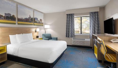 Queen Room with Bathtub w/Grab Bars - Mobility Accessible/Non-Smoking