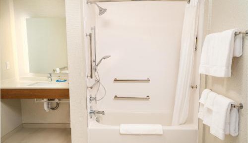 Suite with Mobility Accessible Tub - Non-Smoking
