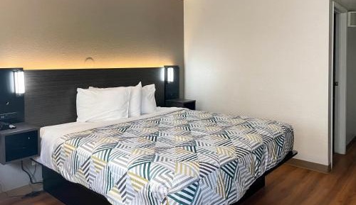 1 King Bed | Mobility Accessible RI Shower Nsmk
