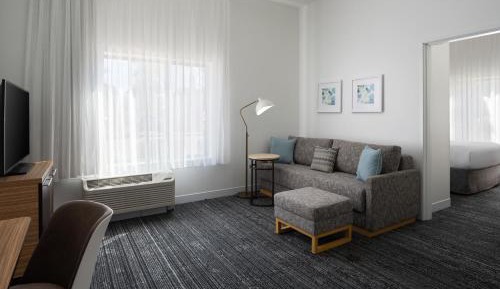 Deluxe Queen Suite