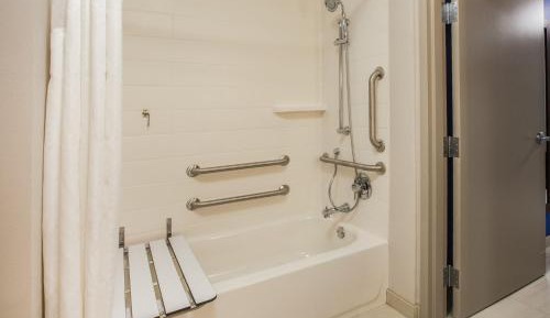 Standard Queen Room with Two Queen Beds and Mobility Accessible Tub