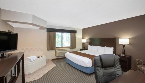 King Suite with Roll-In Shower - Mobility Accessible/Non-Smoking