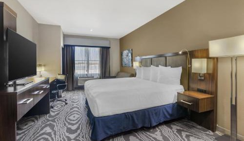 King Suite with Bath Tub, Sofa Bed and Kitchen - Disability Access/Non-Smoking