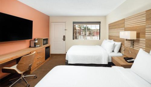 Standard Queen Room with Two Queen Beds and Courtyard Access