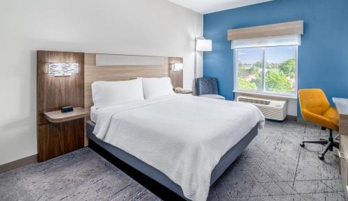 King Room - Hearing Accessible - Roll-in Shower