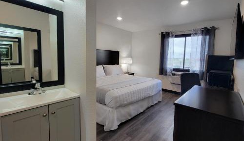 Deluxe King Suite