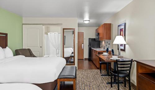 Deluxe Queen Suite
