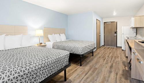 Queen Suite with Two Queen Beds and Tub - Disability Access/Non Smoking