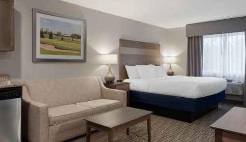 King Suite with Roll-In Shower - Mobility Access/Non-Smoking