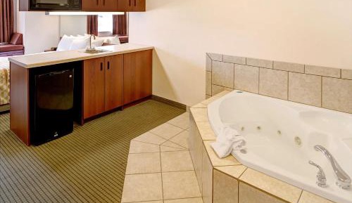 Deluxe Queen Studio Suite - Non-Smoking
