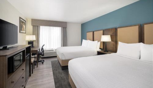Queen Room with Two Queen Beds and Bath Tub - Disability Access/Non-Smoking 