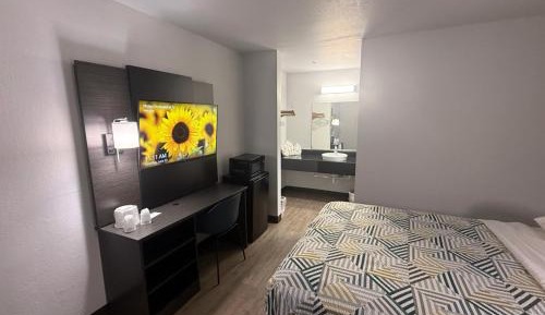 Deluxe Queen Room - Non-Smoking