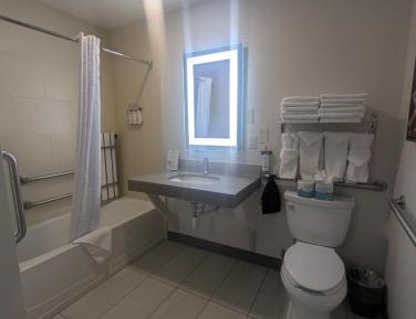 One-Bedroom Queen Suite
