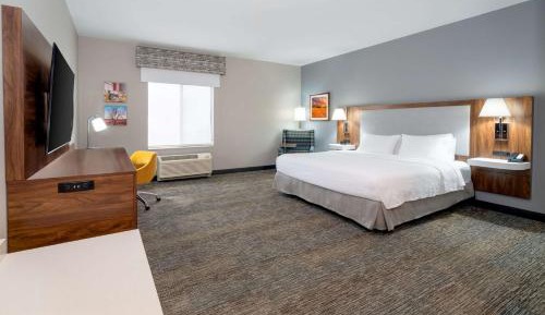 King Room with Roll-in Shower - Mobility Accessible/Non-Smoking