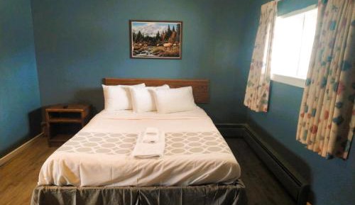 Queen Bed with Kitchenette Non-Smoking	