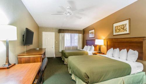 Queen Room with 2 Queen Beds with Mountain View - Non-Smoking