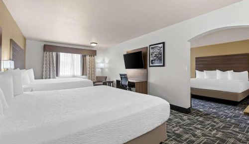 Larger Executive King Suite with Four King Beds and Wet Bar - Non-Smoking