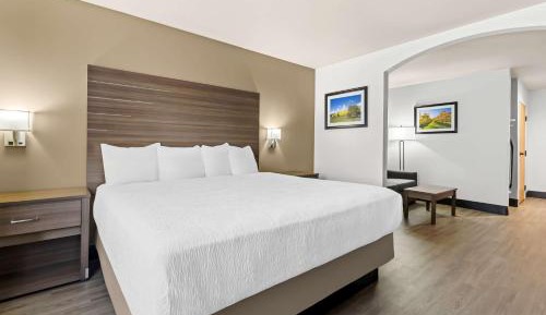 Larger King Suite with Bath Tub and Sofa - Disability Access/Non-Smoking