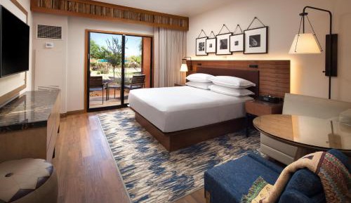 Deluxe Guest room, 1 King, Poolside