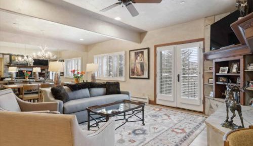 Four-Bedroom Apartment with Balcony 