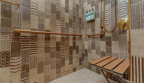  2 Queen Beds Accessible Roll-in Shower