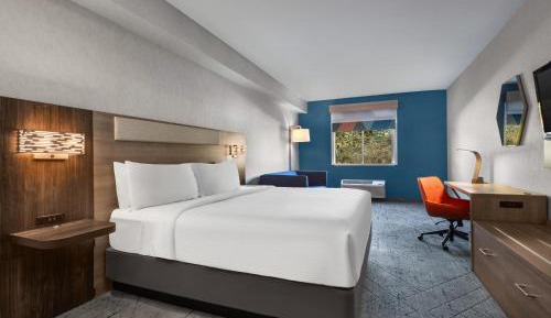 King Suite with Roll-In Shower - Disability Access/Non-Smoking