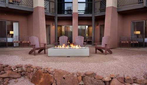 King Suite with Fire Bowl - Mobility/Hearing Accessible Roll-In Shower