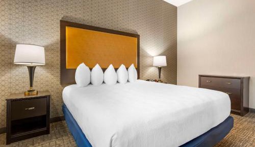 King Suite with Bath Tub and Sofa Bed - Disability Access/Non-Smoking