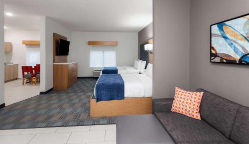 Queen Suite with Two Queen Beds and One Sofa Bed/Kitchenette