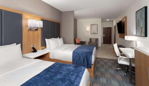 Queen Suite with Sofa Bed and Bathtub with Grab Bars - Mobility Access