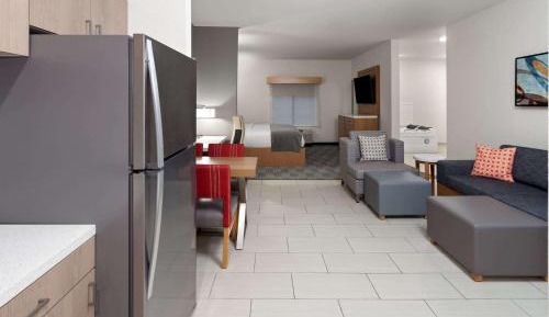 King Suite with Kitchenette and Jetted Tub/Sofa Bed
