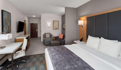 King Suite with Sofa Bed and Roll-in Shower - Mobility Access