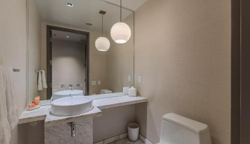 Upgraded One-Bedroom- StripView Balcony + Sleeps 6
