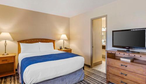 Two-Bedroom Queen Suite