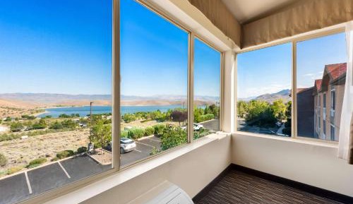 Larger King Room with Spa Bath and Panoramic View - Non-Smoking