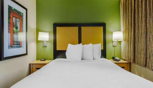 Deluxe Studio with 1 Queen Bed - Non-Smoking