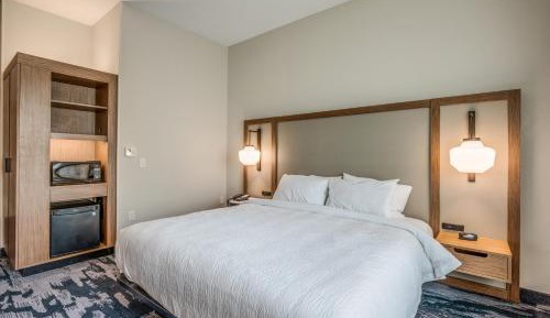Deluxe King Room with Roll In Shower - Disability Access/Non-Smoking